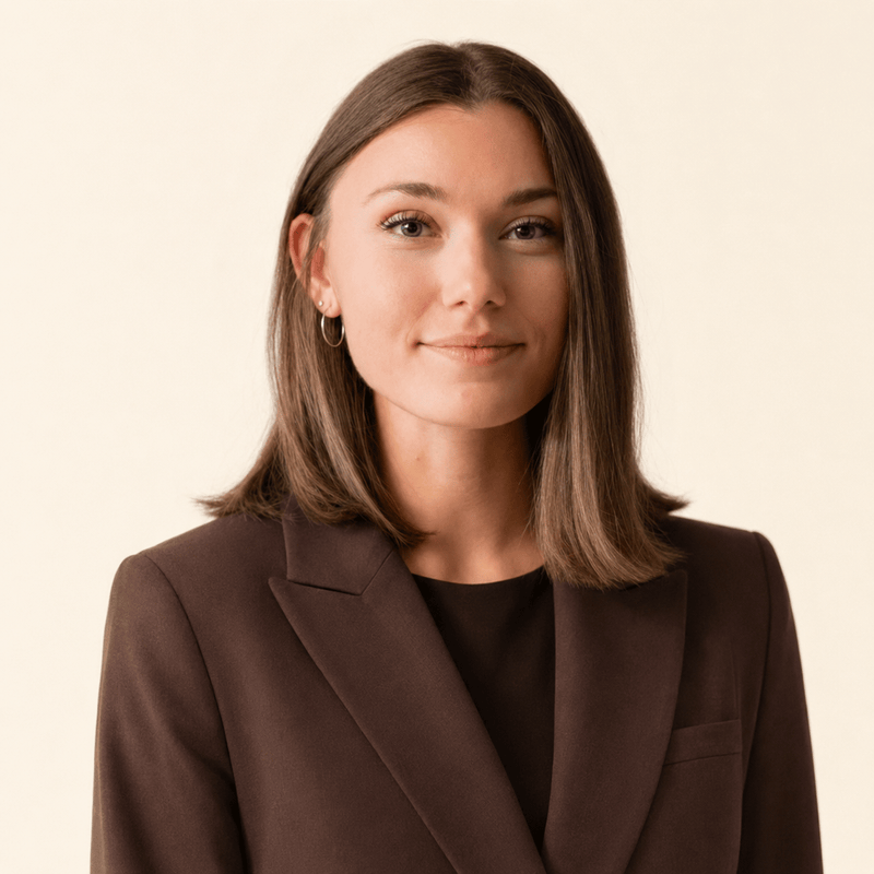 Porträttbild på Hannah i brun blazer